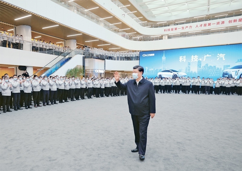 2023年4月10日至13日，中共中央總書記、國家主席、中央軍委主席習(xí)近平在廣東考察。這是12日下午，習(xí)近平在廣汽研究院向職工們揮手致意。 新華社記者 鞠鵬/攝
