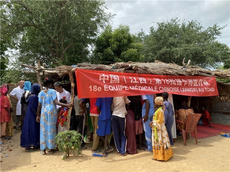 圖為草棚下的就診患者。中國駐乍得醫(yī)療隊供圖