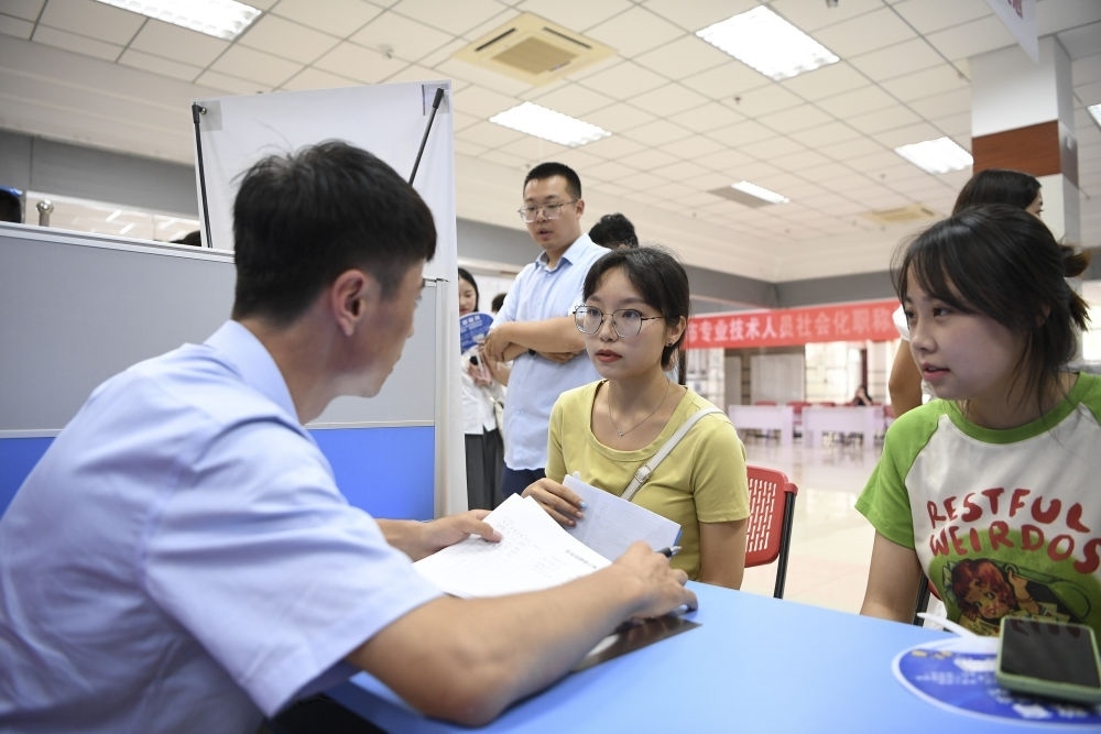 2023年7月29日，“揚就業(yè)之帆，啟夢想之旅”2023年寧夏（銀川）離校未就業(yè)高校畢業(yè)生招聘會在寧夏（銀川）人力資源服務(wù)產(chǎn)業(yè)園舉行。求職者（右）在招聘會現(xiàn)場與用人單位交流。新華社記者 馮開華 攝