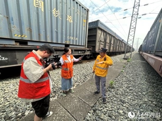 記者采訪中歐班列（成都）首發(fā)班列“專檢小組”組長劉偉。人民網(wǎng)記者 王波攝