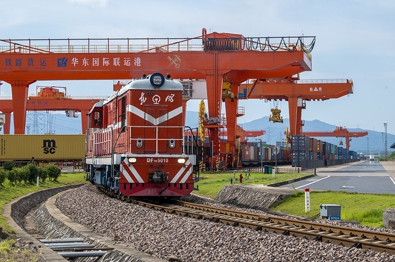 △2023年7月25日，在浙江省金華市華東國際聯(lián)運(yùn)港，一輛“義新歐”中歐班列裝載著110個(gè)標(biāo)箱日用百貨、家用電器、家裝材料等貨物，啟程駛向哈薩克斯坦。
