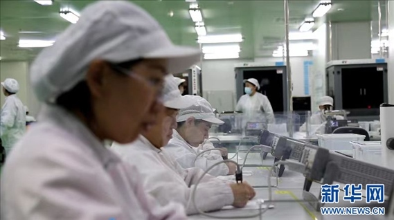 工人在大連達利凱普科技股份公司生產車間工作。新華網發(fā)