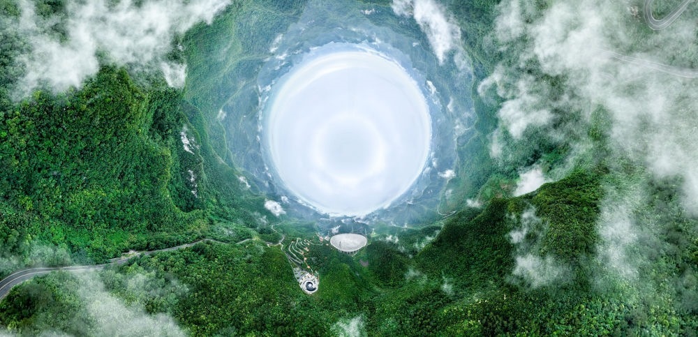 6月22日拍攝的“中國天眼”全景（維護(hù)保養(yǎng)期間拍攝，無人機(jī)全景拼接照片）。新華社記者 歐東衢 攝