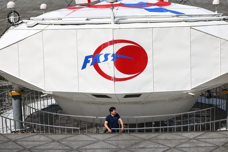 2022年8月25日，F(xiàn)AST運(yùn)行和發(fā)展中心常務(wù)副主任、總工程師姜鵬在饋源艙前（維護(hù)保養(yǎng)期間拍攝）。新華社記者 歐東衢 攝