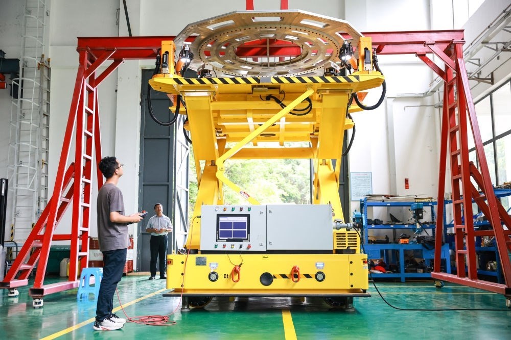 7月26日，工作人員在調(diào)試饋源接收機(jī)拆裝機(jī)器人。新華社記者 歐東衢 攝