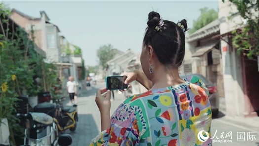柳芭在胡同里采風。人民網(wǎng) 張若涵攝
