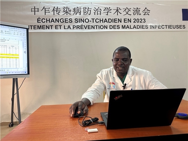 圖為中乍友誼醫(yī)院兒科護(hù)士長(zhǎng)穆罕默德·阿米勒·阿里授課。中國(guó)援乍得醫(yī)療隊(duì)供圖