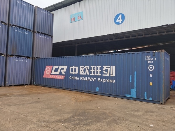 即將以“中老鐵路+中歐班列”模式過境運輸?shù)募b箱。朱益孝攝