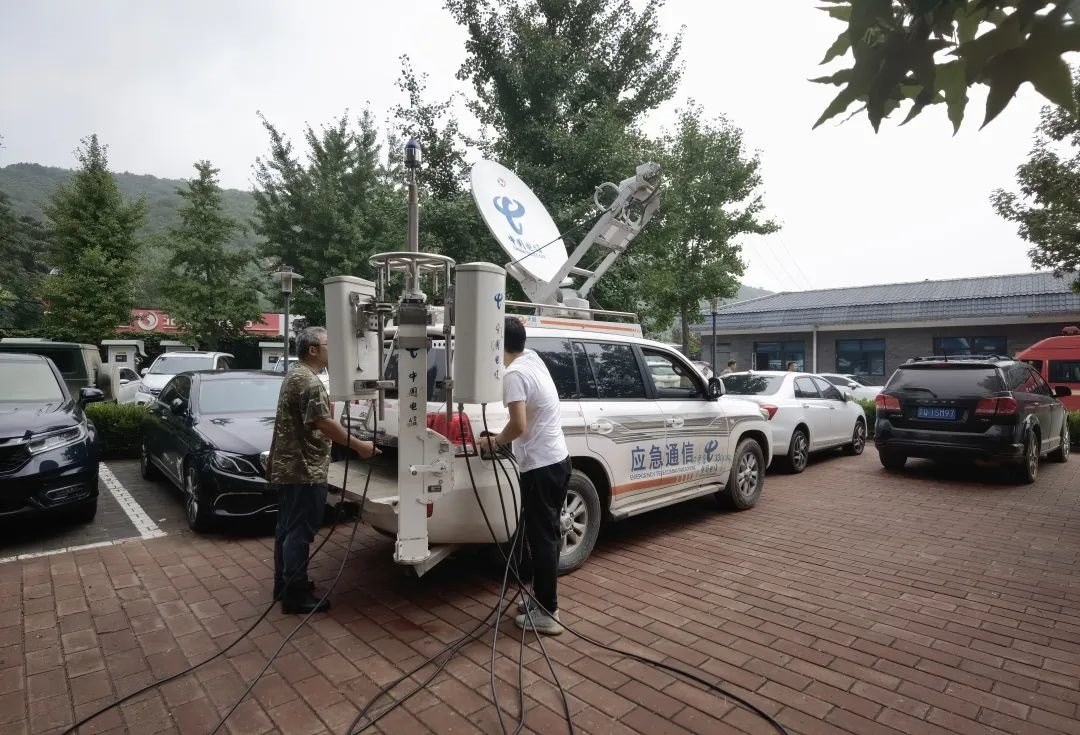 工作人員正在進行通信搶修。 受訪者供圖