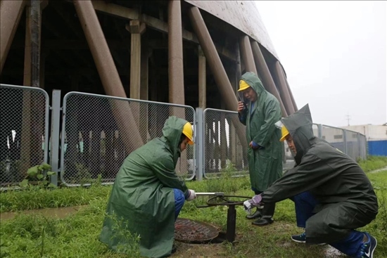 華能北京熱電廠員工操作排水閥降低水塔水位。 受訪者供圖
