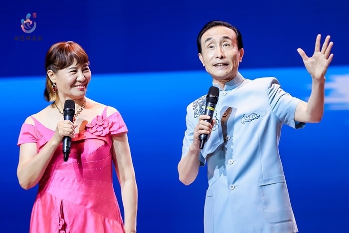 小品表演藝術(shù)家鞏漢林、金珠在演出現(xiàn)場。主辦方供圖