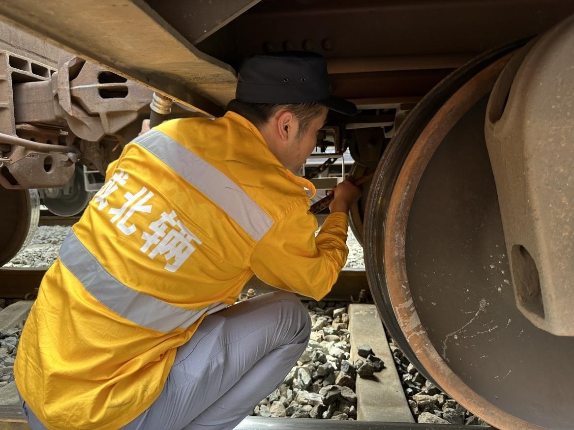 劉偉在進(jìn)行列車檢查工作。人民網(wǎng) 王紹紹攝