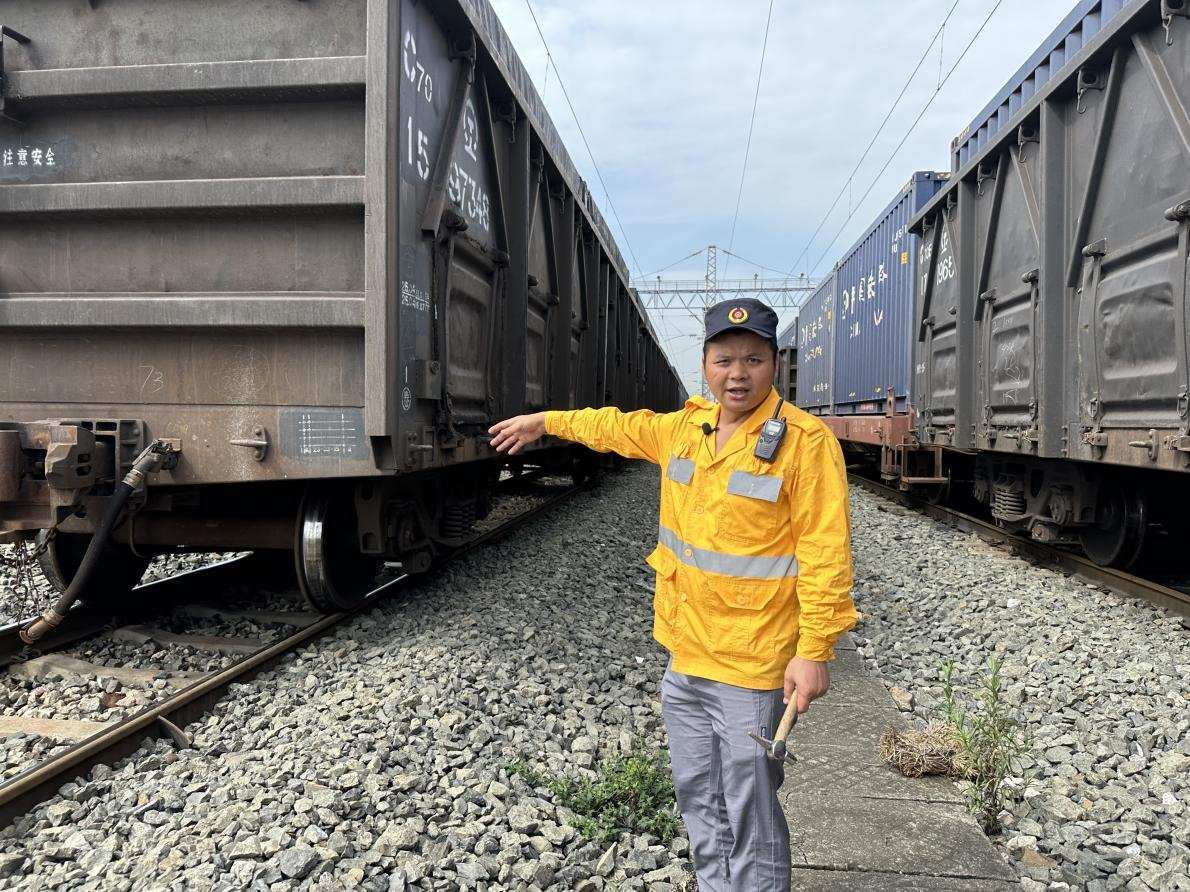 劉偉在向記者介紹檢車注意事項(xiàng)。人民網(wǎng) 王紹紹攝