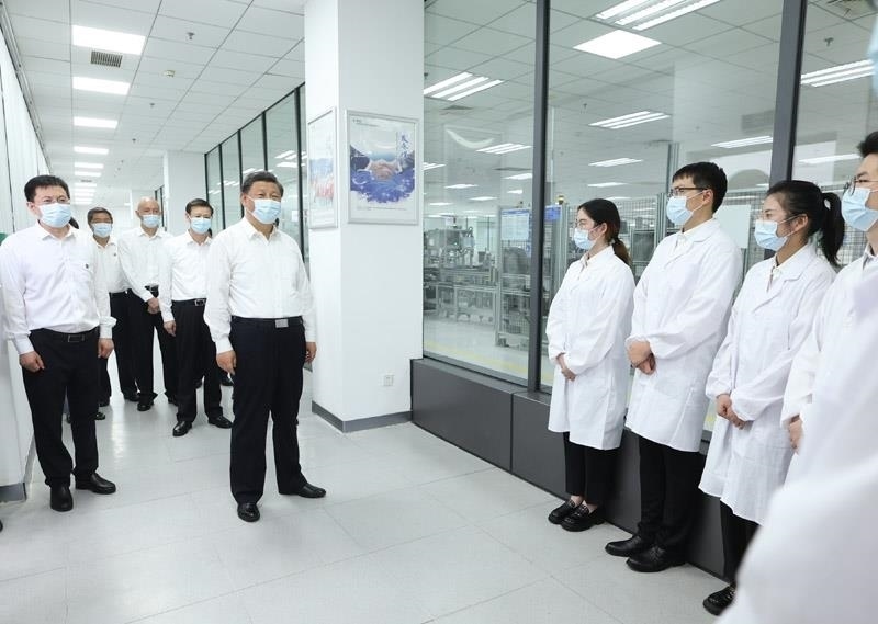 2023年7月6日，習(xí)近平總書記在江蘇南京市考察南瑞集團(tuán)有限公司，同年輕研發(fā)人員親切交流。