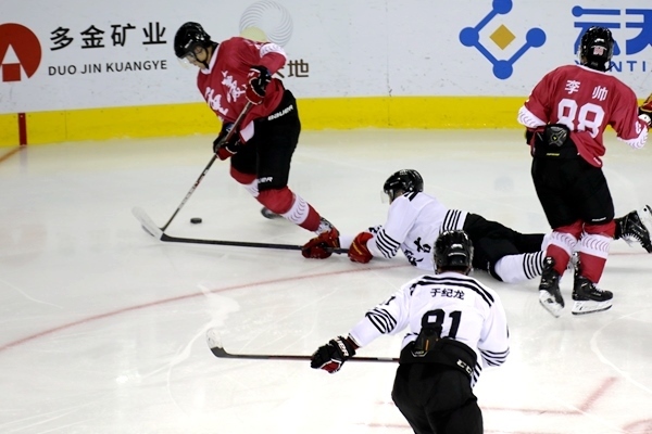 重慶隊(duì)球員與內(nèi)蒙古球員拼搶。人民網(wǎng)記者 胡雪蓉?cái)z