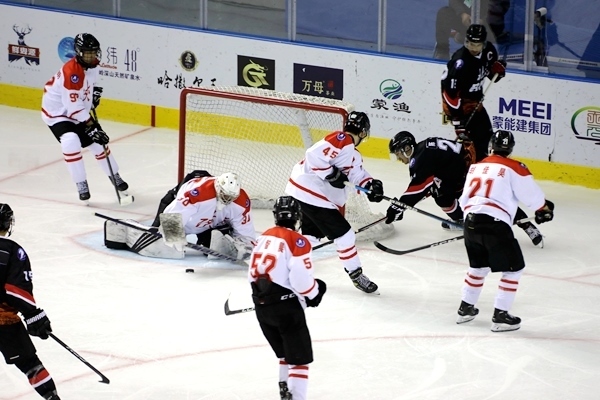 門前混戰(zhàn)。人民網(wǎng)記者 胡雪蓉?cái)z