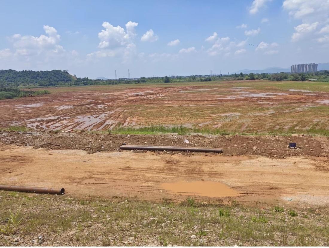 污染控制工程區(qū)域土地已被平整。 人民網(wǎng)記者 黃鈺攝