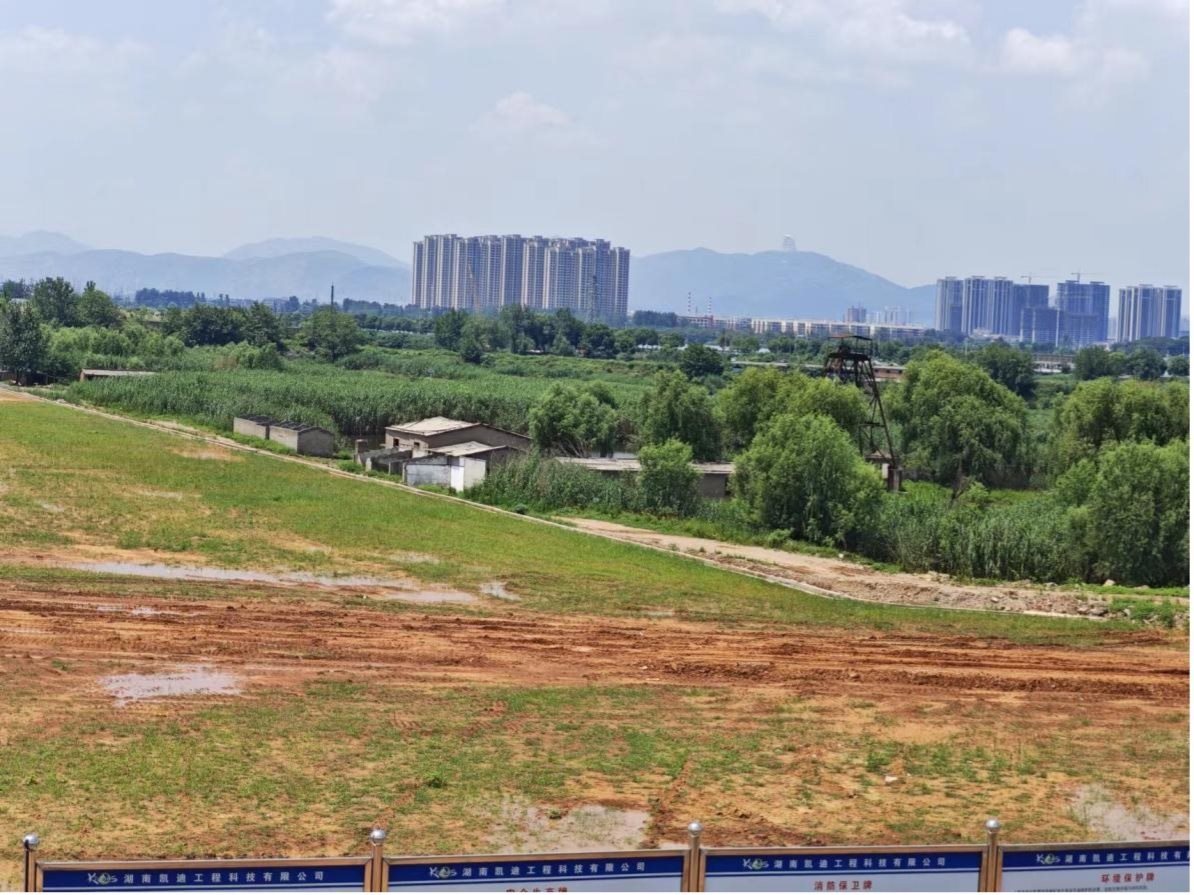 完全淹沒區(qū)（左）和部分淹沒區(qū)（右）分界。 人民網(wǎng)記者 黃鈺攝