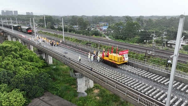 防東鐵路鋪軌現(xiàn)場(chǎng)航拍。