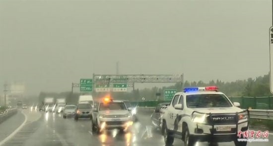 8月2日，京港澳高速，高速交警涿州大隊警車帶道引導(dǎo)救援物資車隊進(jìn)入涿州災(zāi)區(qū)。