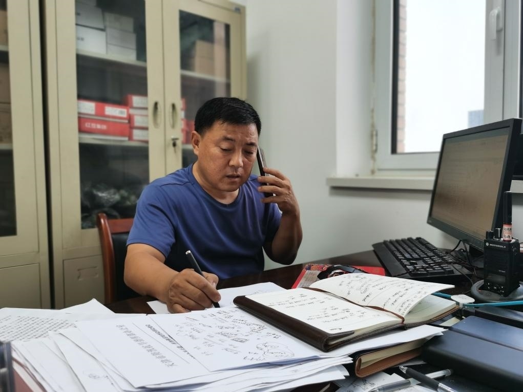 曾田榮正在辦公室內(nèi)工作。新華社記者 孫凡越 攝