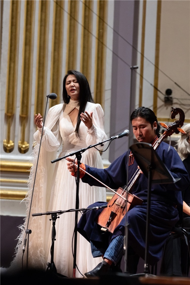 圖片說明： 8月5日，2023愛丁堡國際藝術節(jié)開幕式音樂會《慈悲頌》的演出現(xiàn)場。藝術節(jié)組委會供圖