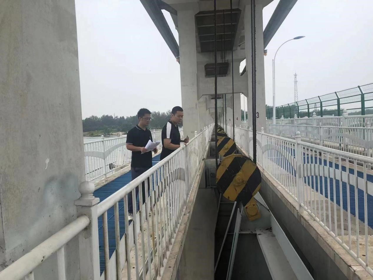 海委海河下游管理局獨流減河進洪閘管理處工作人員檢查水閘閘門啟閉機。受訪者供圖