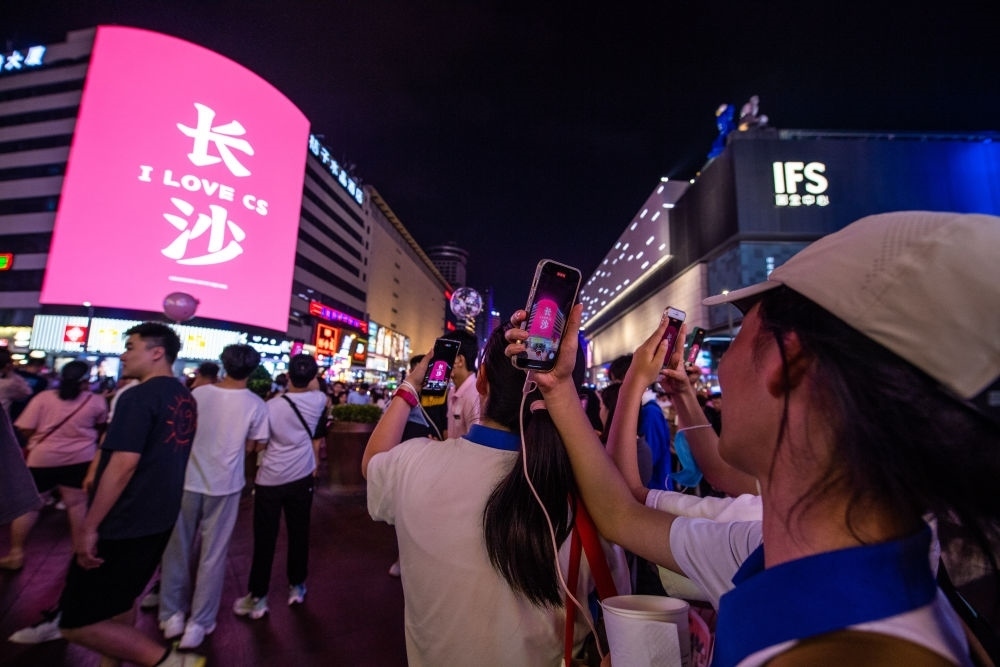  游客在長沙市天心區(qū)黃興路步行街打卡、拍照（6月7日攝）。新華社記者 陳思汗 攝