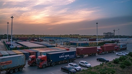 石家莊國(guó)際陸港內(nèi)整裝待發(fā)的集裝箱。 石家莊國(guó)際陸港供圖