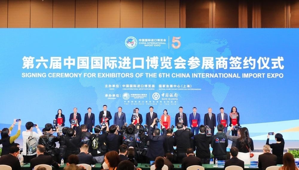 2022年11月6日，2022年中國國際進口博覽會參展商聯(lián)盟大會在上海舉行。這是在大會期間進行的第六屆進博會參展商簽約儀式。新華社記者 方喆 攝
