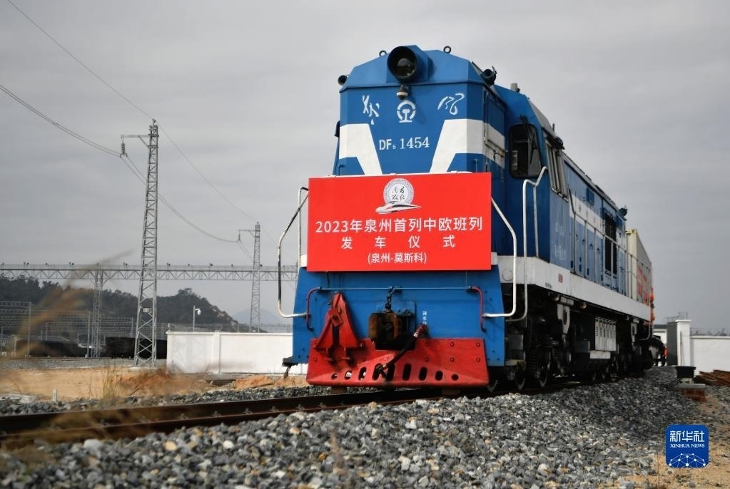 2月3日，中歐班列駛出興泉鐵路黃塘站。當(dāng)日，滿載著55個(gè)集裝箱的中歐班列，從位于福建泉州惠安縣的興泉鐵路黃塘站駛出。這是泉州今年開出的首趟中歐班列，也是興泉鐵路開通后的首趟泉州中歐班列。據(jù)了解，此次班列裝載產(chǎn)品主要來自泉州進(jìn)出口企業(yè)，貨重601.4噸，貨值約262.5萬美元。新華社記者 魏培全 攝