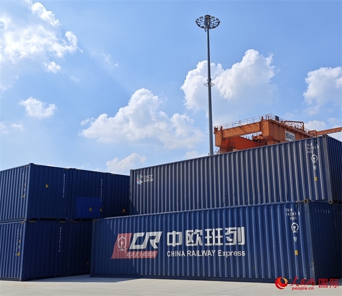 8月3日，中歐班列（中豫號(hào)）集裝箱在鄭州車站海關(guān)等候查驗(yàn)。人民網(wǎng) 崔譯戈攝