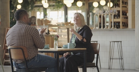 凱茜·瑪格與手語教學者交流。帕特里克·謝德-西蒙茲攝