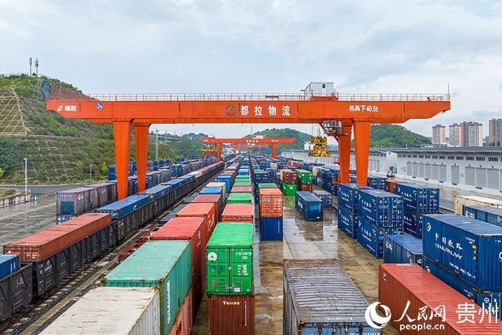 裝滿貨物的集裝箱整齊排列在貴陽國際陸港。人民網(wǎng)記者 涂敏攝