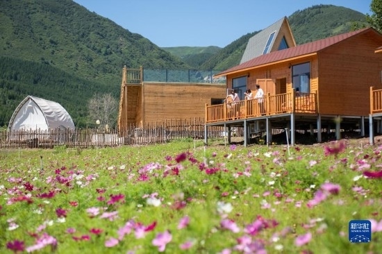 8月12日，游客在寧夏固原市涇源縣大灣鄉(xiāng)楊嶺村的民宿聊天。新華社記者 李旭倫 攝