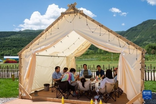 8月12日，游客在寧夏固原市涇源縣大灣鄉(xiāng)楊嶺村品嘗當(dāng)?shù)孛朗场Ｐ氯A社記者 李旭倫 攝