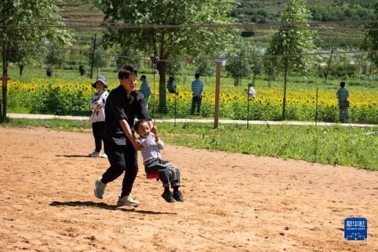 8月12日，游客在寧夏固原市涇源縣大灣鄉(xiāng)楊嶺村玩耍。新華社記者 李旭倫 攝