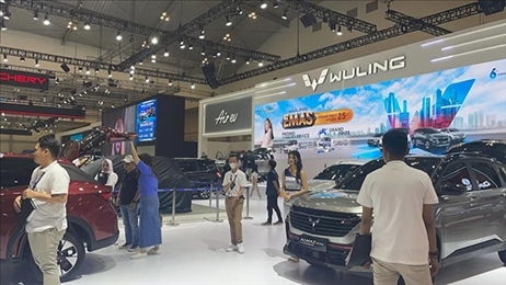 印尼消費(fèi)者參觀上汽五菱的展臺。趙世祺 攝