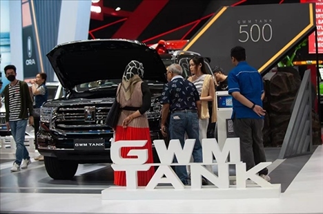 印尼消費(fèi)者參觀長城汽車的展臺。趙猛 攝