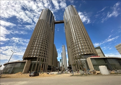 埃及新行政首都CBD項(xiàng)目P4標(biāo)段高層辦公樓。 嚴(yán)川吉雨攝