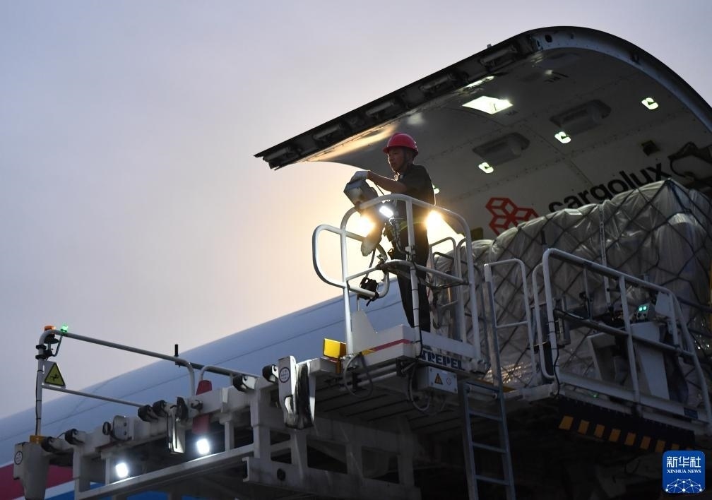 8月1日，工作人員在中國鄭州新鄭國際機(jī)場(chǎng)為一架盧森堡貨航貨機(jī)裝貨。新華社記者 李嘉南 攝