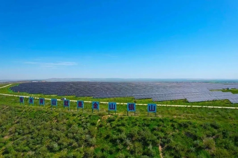 勝利能源露天礦排土場15.3萬千瓦光伏電站并網(wǎng)發(fā)電。受訪者供圖