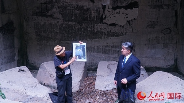 毒氣島歷史研究所事務(wù)局長(zhǎng)山內(nèi)正之在毒氣儲(chǔ)存遺址為大家介紹日軍發(fā)動(dòng)毒氣戰(zhàn)的罪證。人民網(wǎng) 蔣曉辰攝