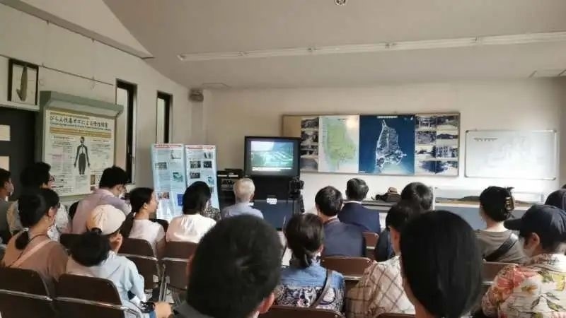 觀(guān)看日軍發(fā)動(dòng)毒氣戰(zhàn)的影像資料。中國(guó)駐大阪總領(lǐng)事館供圖