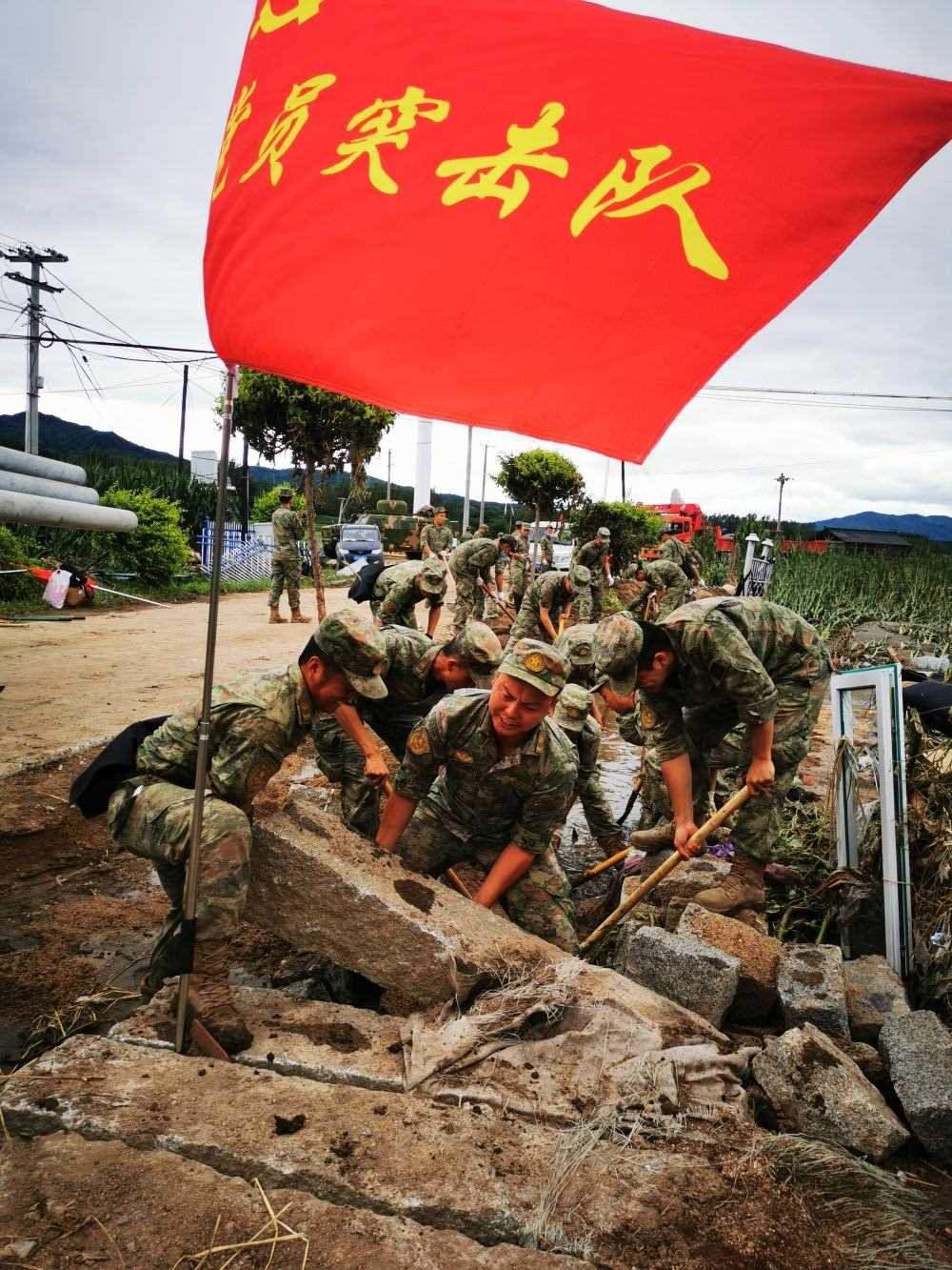 8月7日，陸軍第78集團(tuán)軍某旅組織黨員突擊隊(duì)在吉林舒蘭市七里鄉(xiāng)清理路障。新華社發(fā)（劉洋 攝）