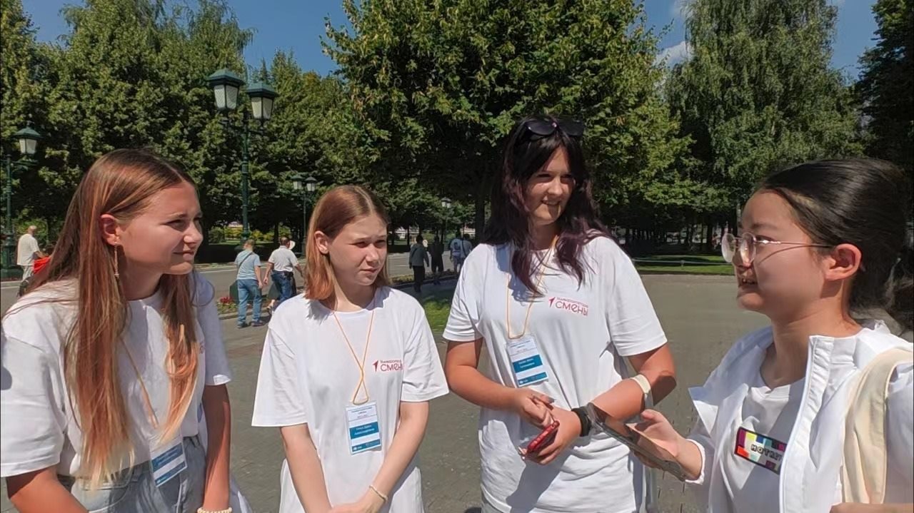 調(diào)研團(tuán)在街頭采訪。北京外國語大學(xué)供圖