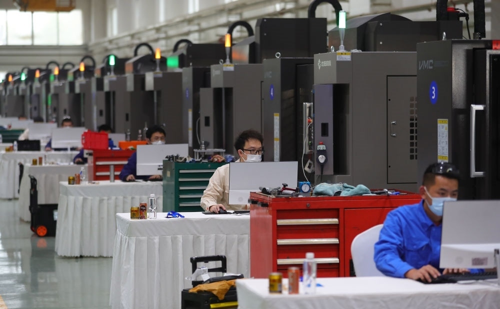 參賽選手在在2022“一帶一路”暨金磚國家技能發(fā)展與技術(shù)創(chuàng)新之“通用技術(shù)杯”數(shù)控多軸加工大賽中比拼（2022年11月10日攝）。新華社記者 楊青 攝