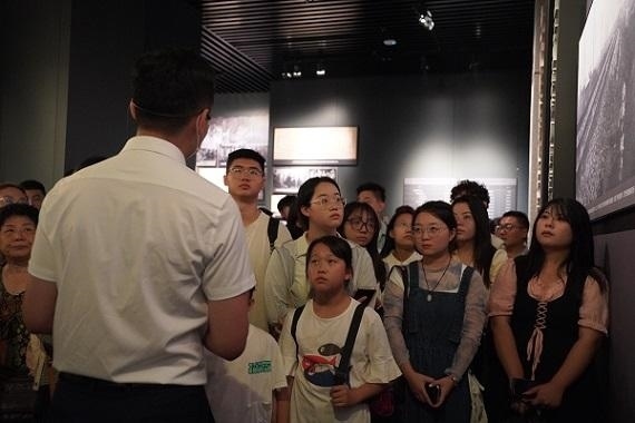 （講解員為記者團(tuán)同學(xué)們講述歷史。北京舞蹈學(xué)院 全峻汐攝