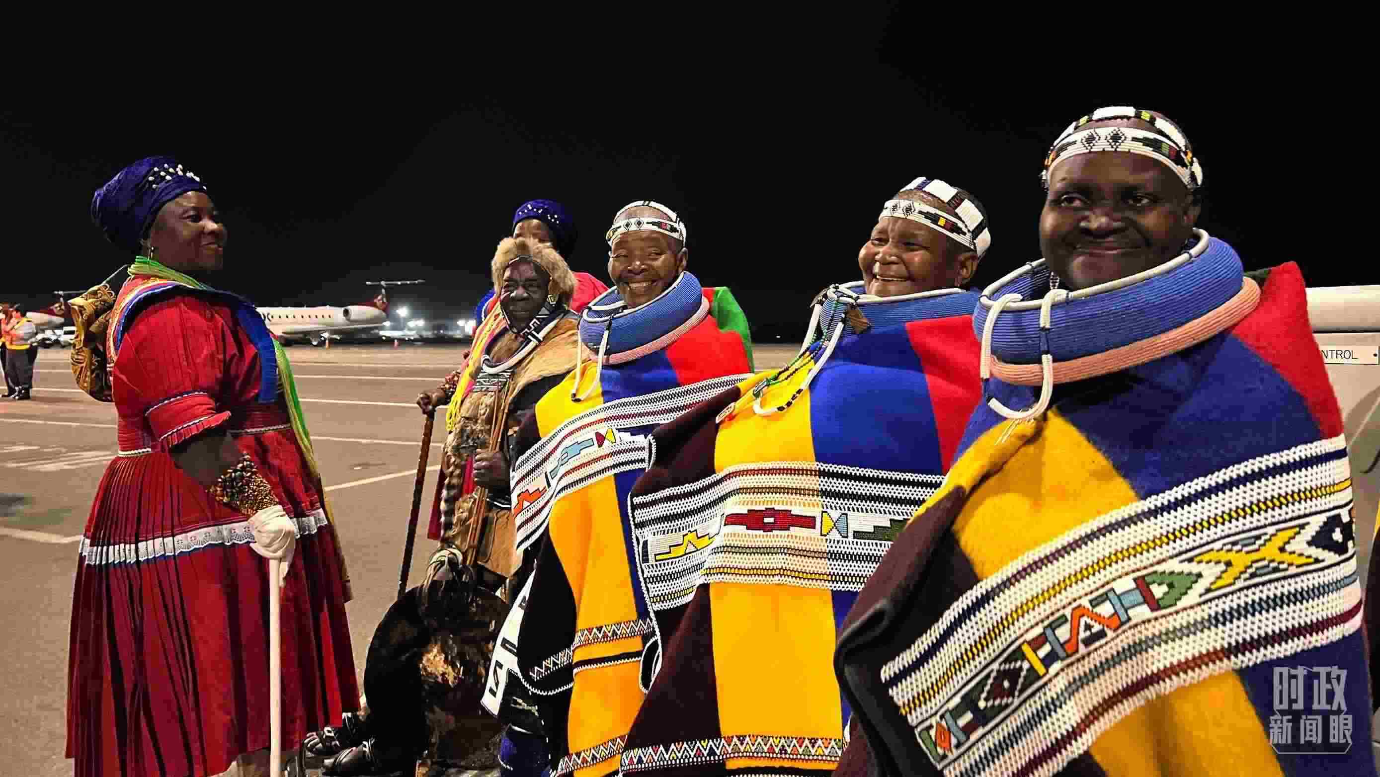 △身穿民族服裝的當(dāng)?shù)孛癖?。（總臺央視記者程鋮拍攝）