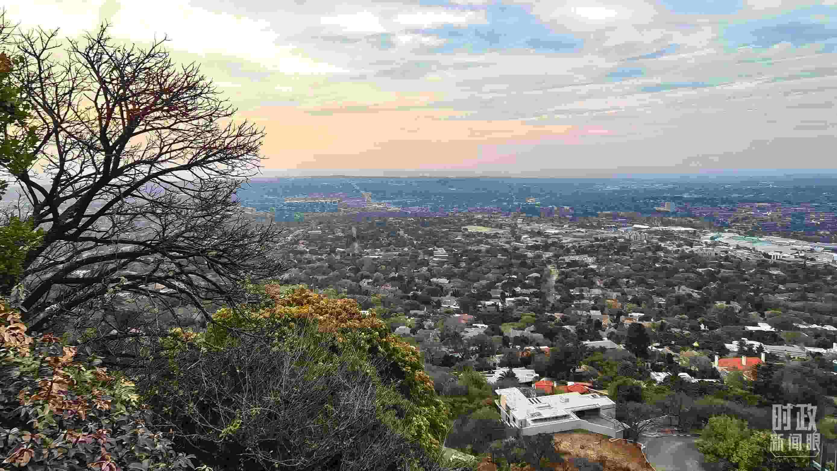 △ 俯瞰南非約翰內(nèi)斯堡。（總臺央視記者韓銳拍攝）